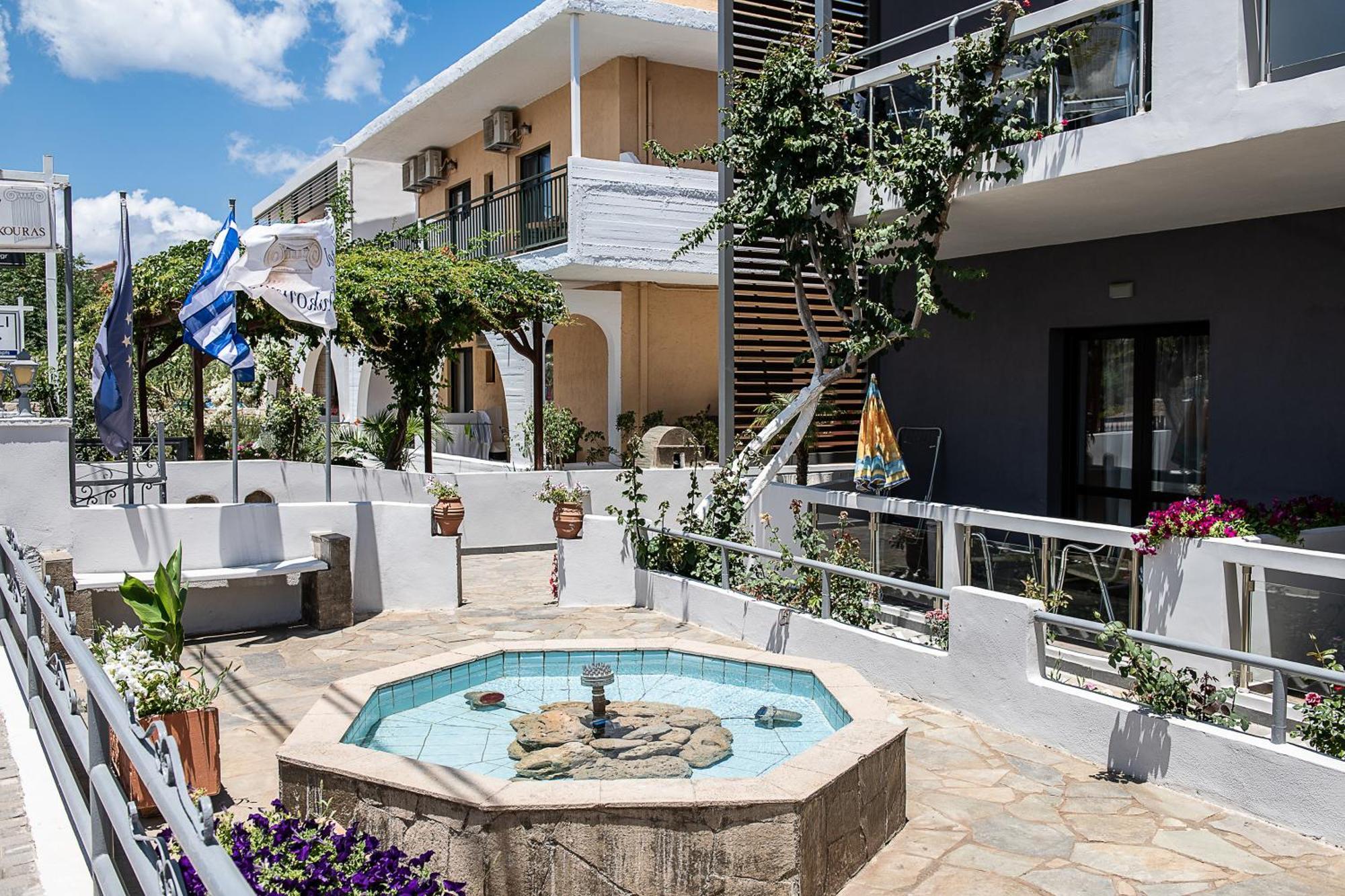 Lia Beachfront Apartments Stalos Luaran gambar