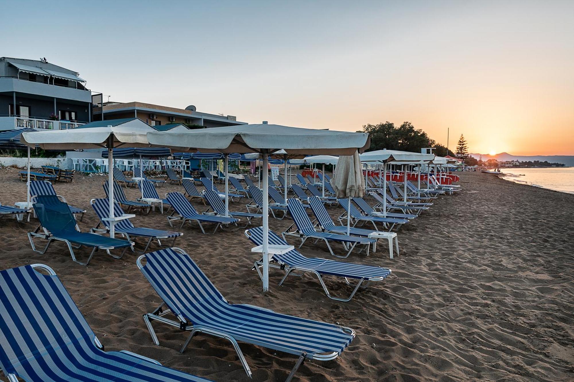 Lia Beachfront Apartments Stalos Luaran gambar