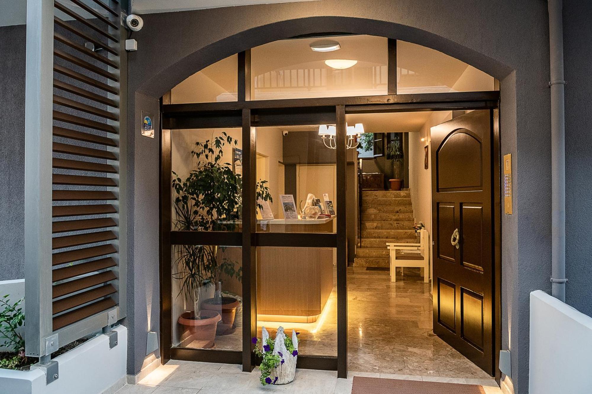 Lia Beachfront Apartments Stalos Luaran gambar