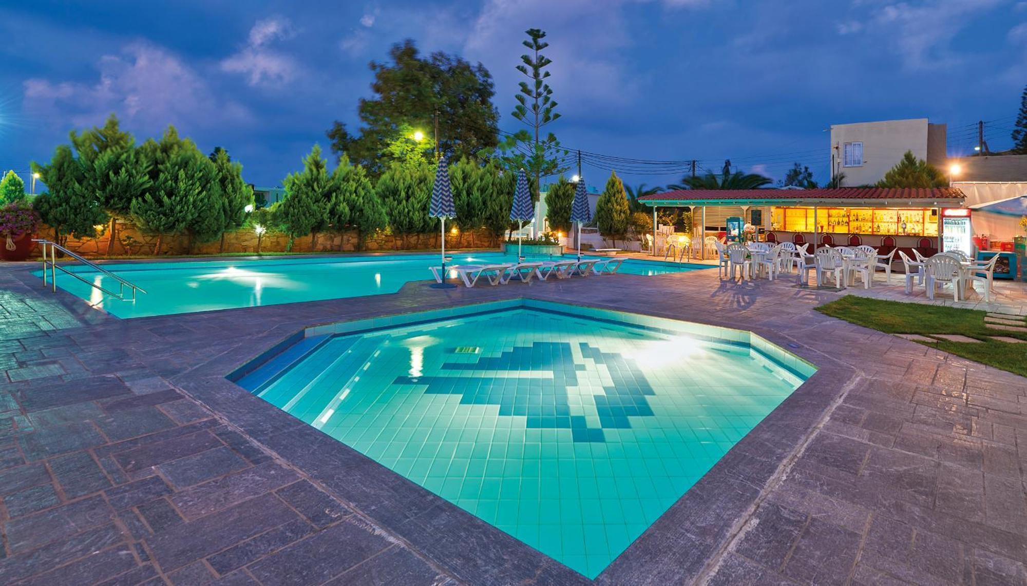 Lia Beachfront Apartments Stalos Luaran gambar