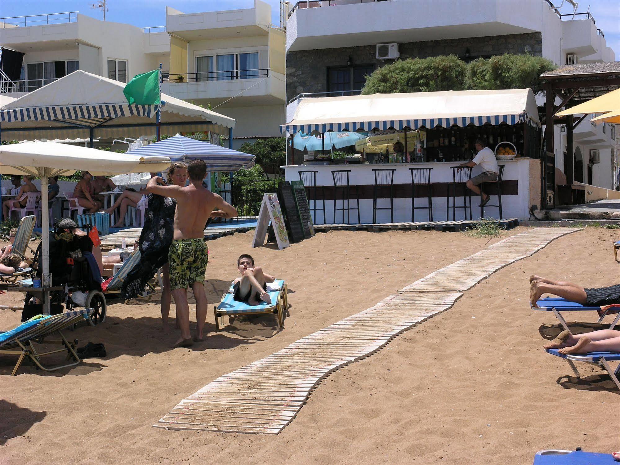 Lia Beachfront Apartments Stalos Luaran gambar