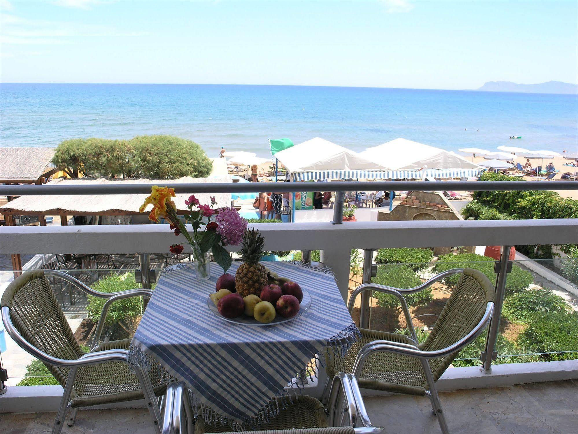 Lia Beachfront Apartments Stalos Luaran gambar
